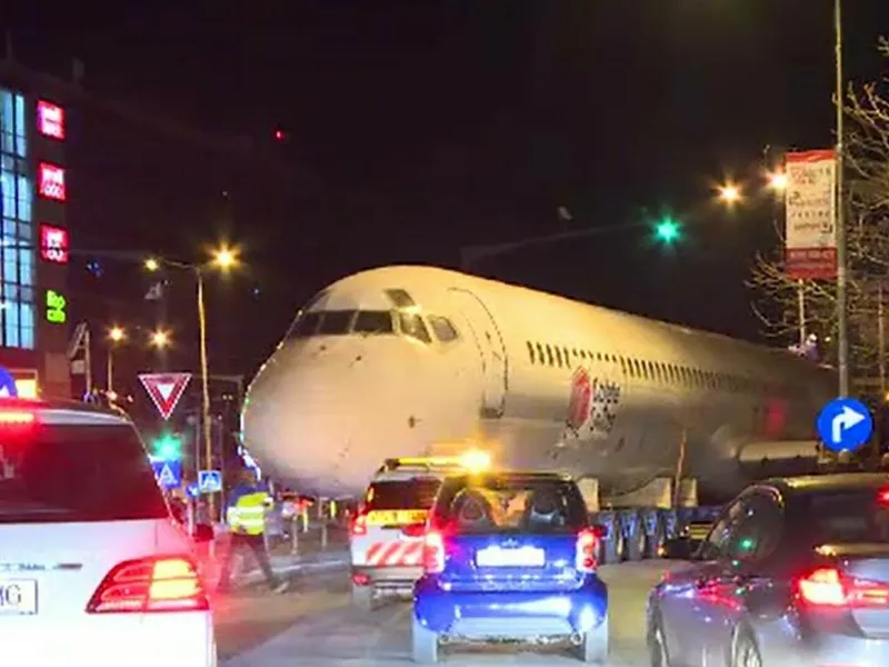 Avion de pasageri surprins pe o stradă în București. Era tractat pe o platformă. Cum a ajuns în trafic și unde trebuia să fie dus?