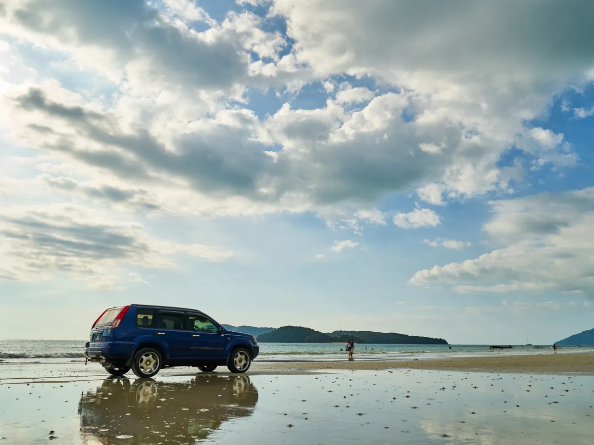 A adormit în mașină, iar autoturismul a ajuns în mare. Un turist german a scăpat înainte să se scufunde