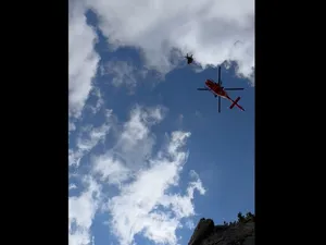 Salvare ca-n filme, cu elicopterul, de sub vârful Păpușa Mare. O femeie a căzut într-o râpă - Foto: captură video