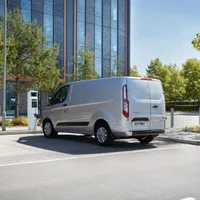 Utilitara curentată utilizează o configurație hibridă în serie, roțile din față fiind conduse exclusiv de un motor electric.