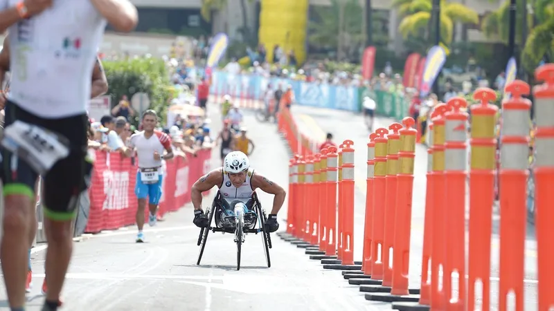 La triatlon, atletul fără picioare folosește un scaun cu rotile olimpic în proba de alergare ...