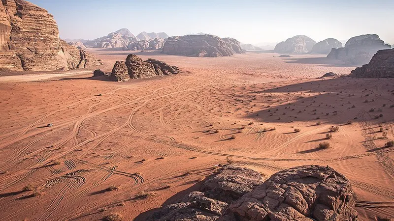 Deșertul Wadi Rum mai
este cunoscut și drept „Valea Lunii“ sau „Valea Romană“