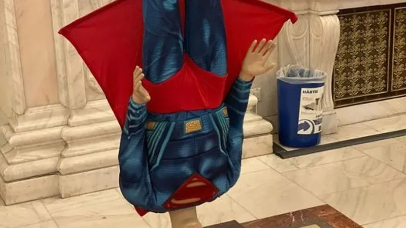 „Superman”, la intrarea în sala de ședințe a Parlamentului. FOTO: Facebook/Iulian Bulai