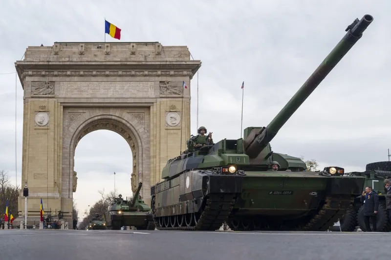 Tancurile militare franceze Leclerc trec pe sub Arcul de Triumf în cadrul paradei de Ziua Națională de la București - Foto: Profimedia Images