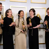 Peter Spears, Frances McDormand, Chloe Zhao, Mollye Asher, and Dan Janvey, au câștigat premiul Oscar pentru cel ami bun film cu "Nomadland" Foto: gettyimages