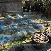 Un kilometru de plase monofilament şi 200 de kilograme de peşte, descoperite de polițiști în Deltă - FOTO Poliția de Frontieră