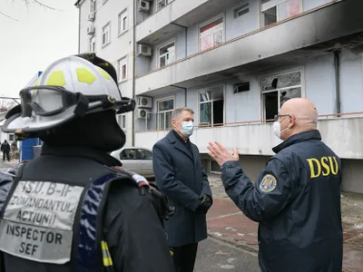 Președintele Klaus Iohannis și Raed Arafat, șeful DSU, la Spitalul „Matei Balș” în ziua incendiului/FOTO: Facebook