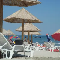 Șezlonguri așezate aproape de mare/Foto: Radio Constanta