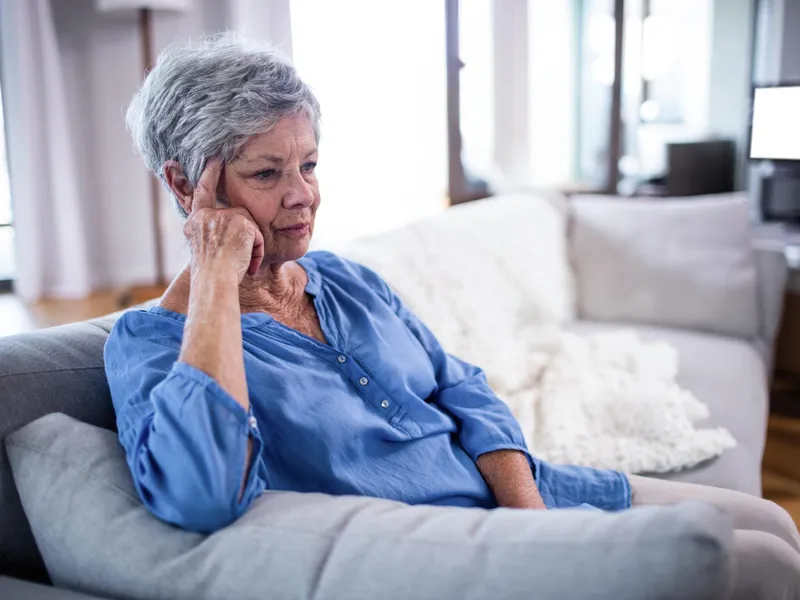 Pensionară bolnavă în fotoliu - Foto: Freepik