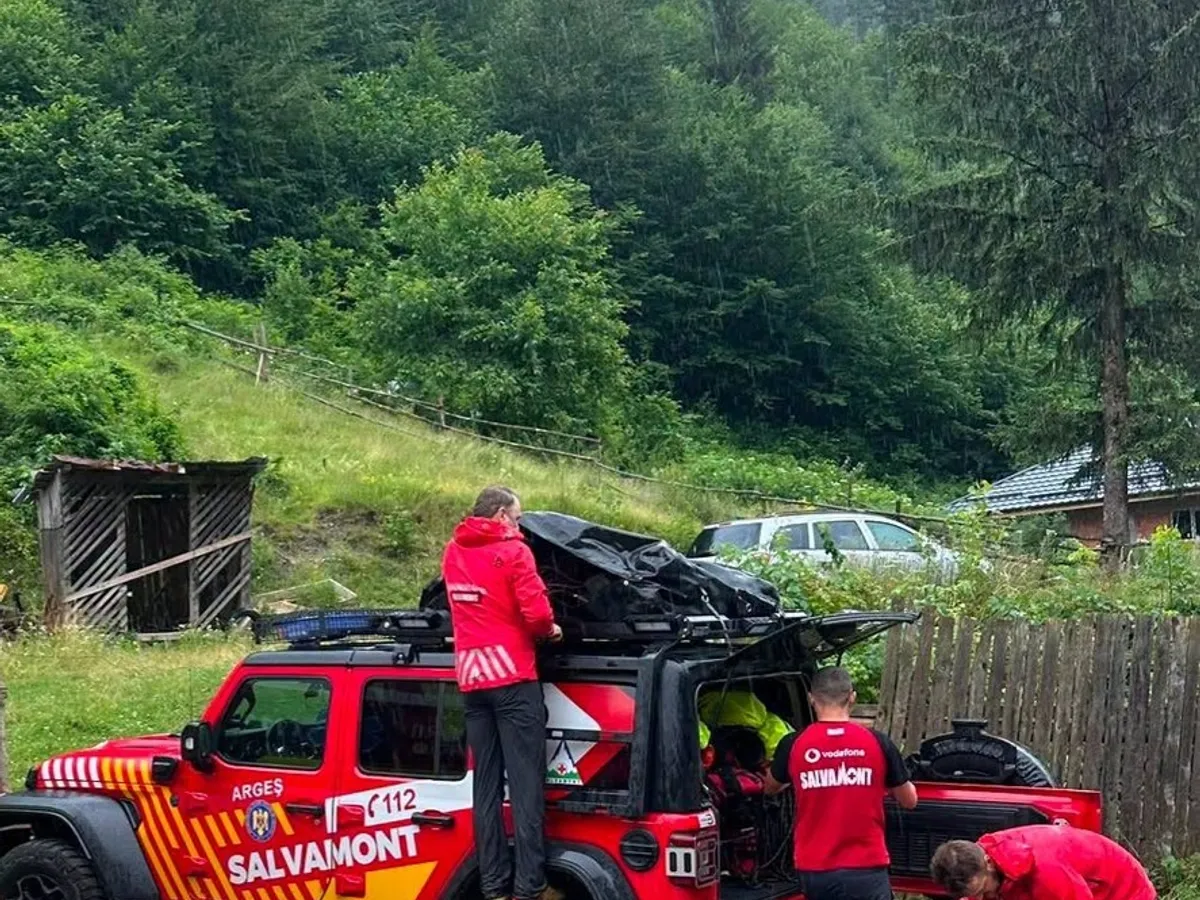 Clipe de groază în munți: Un motociclist a căzut într-o râpă, iar salvatorii au intervenit de urgență