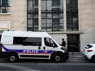 Poliție lângă sediul ank of America de la Paris. - Foto: Profimedia Images