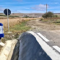 Un drum în care s-au investit 8.000.000 € se oprește în câmp - Foto: turnulsfatului.ro