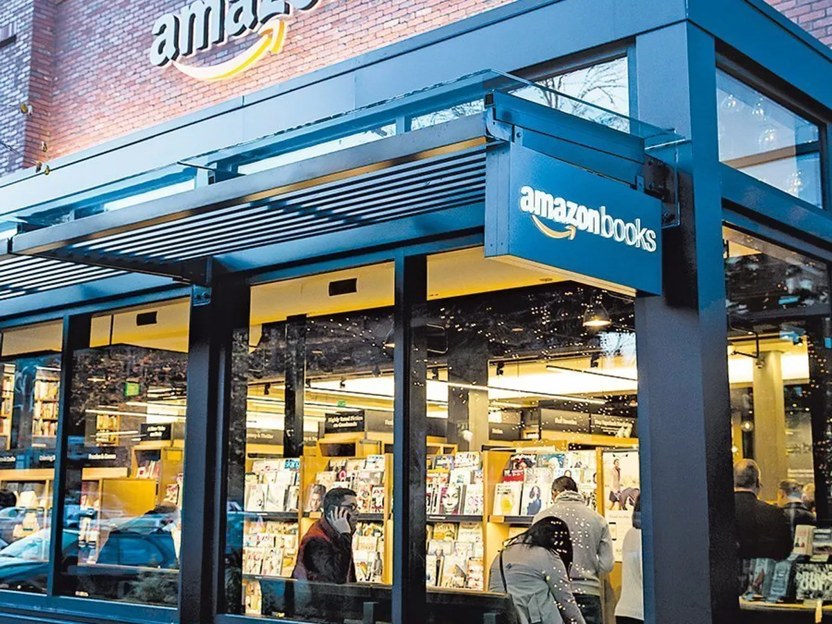 Chiar dacă mai deschide magazine fizice, Amazon angajează tot mai puțini lucrători sezonieri. Foto Getty Images