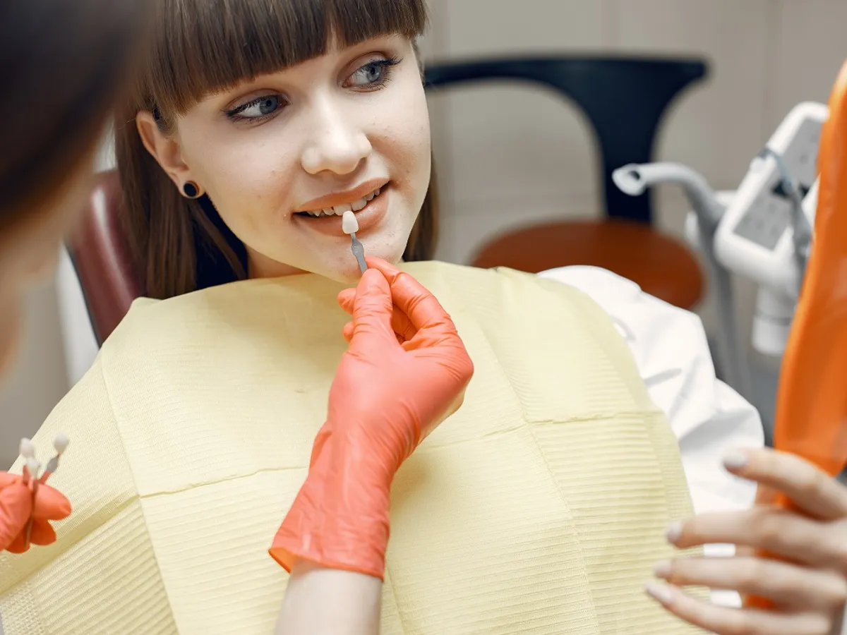 Femeie la dentist alegând un implant - Foto: Magnific (rol ilustrativ)