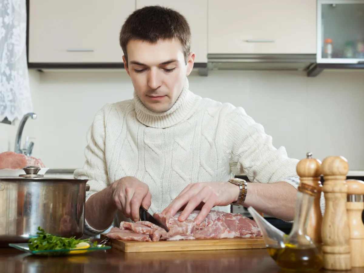 Bărbat gătind carne în stil franțuzesc - Foto: Magnific.com (Imagine cu rol ilustrativ)