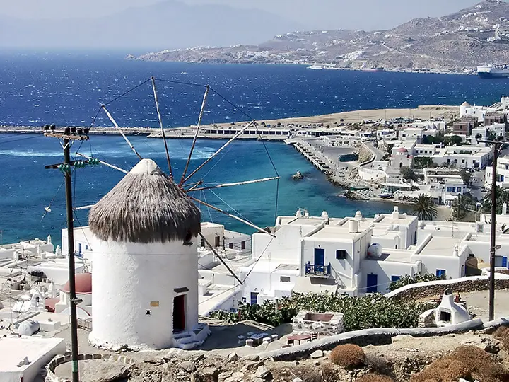 Grupul de 13 insule include şi unele dintre cele mai populare destinaţii turistice, precum Mykonos, Santorini sau Rhodos. / Foto: grecia.de-weekend.ro