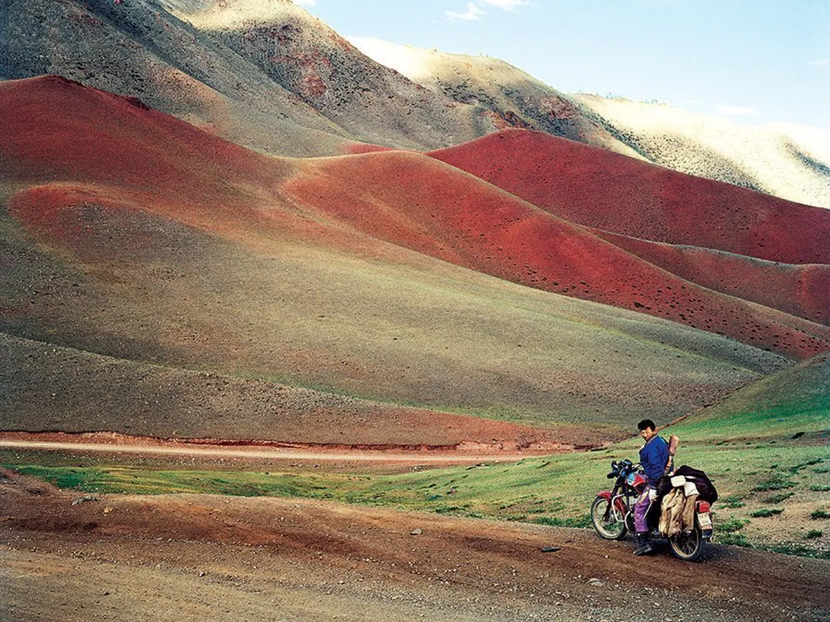 Tehnologia îşi arată faţa. Unii dintre vânători şi păstori preferă acum motocicletele în locul cailor, apar drumuri asfaltate construite cu banii statului şi, pe vremuri rarele antene de televiziune, se zăresc din ce în ce mai des