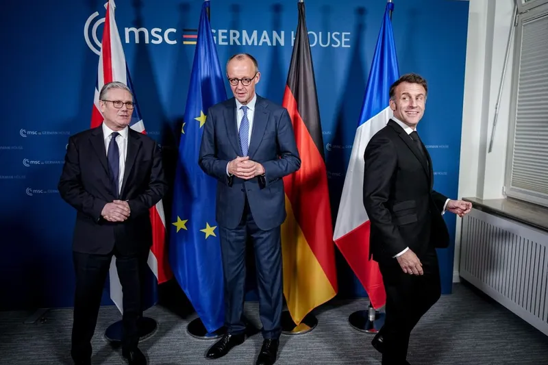 Keir Starmer, Emmanuel Macron şi friedricj Merz, trei premieri care nu se &icirc;nţeleg deloc - Foto: Profimedia Images