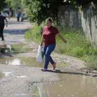 8 iunie 2021. O femeie merge pe strada Drăganului, la limita dintre Bucureşti şi oraşul Bragadiru - Foto: INQUAM PHOTOS/George Călin