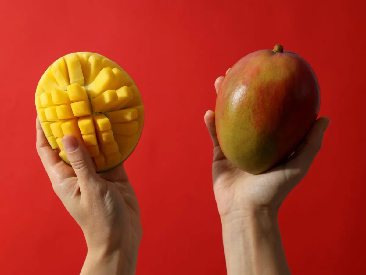 Cum poți curăța un mango în 5 secunde? Este suficient să folosești un pahar. Uite cum se face