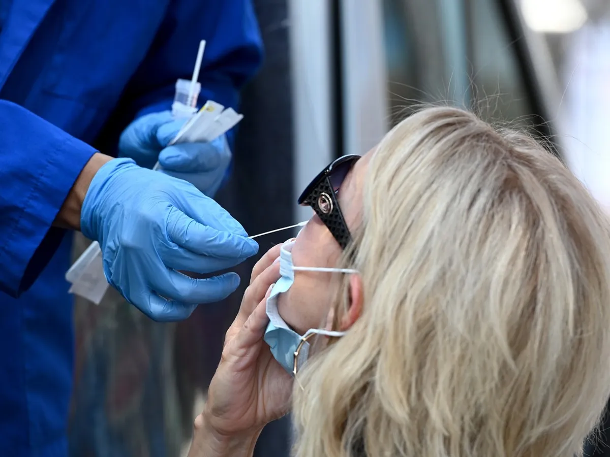 Subvarianta Centaurus a COVID-19 ocolește imunitatea dată de vaccin şi boală. / Foto: Profimedia