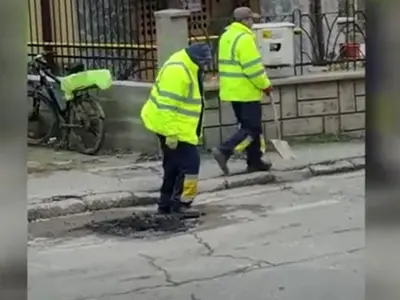 România unicat. La Târgu Jiu, muncitorii au tasat asfaltul cu piciorul. în locul tasatorului mecanic - Foto: captură video Facebook