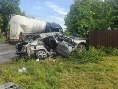 Un TIR a intrat pe contrasens și a strivit o mașină. Doi morți, o tânără de 18 ani rănită grav. / Foto: Info Trafic 24, Facebook