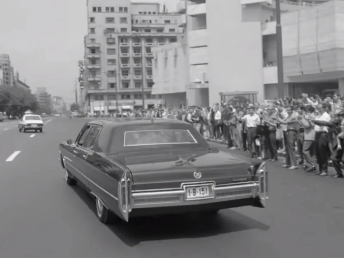 În București există doar 5 parcări subterane. Care a fost deschisă de Ceaușescu cu un Cadillac - Foto: captură video cineclic.ro