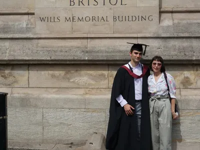 Adrian Iordan și mama sa, la absolvirea University of Bristol, în 2022 - Foto: Facebook / Adrian Iordan