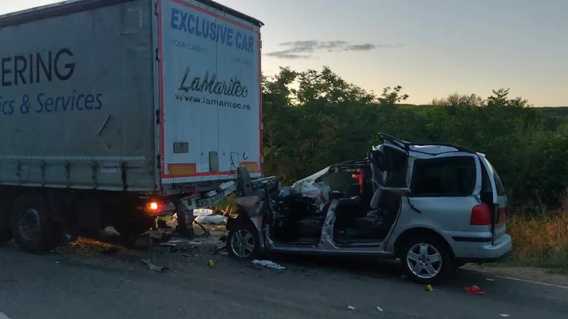 Un TIR a acroșat o căruță pe DN 24 A, o mașină a intrat sub TIR, 2 copii și un adult au murit. / Foto: ISU Vaslui