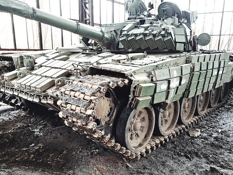 TANC T-64 aflat în atelierul de reparații