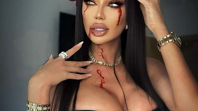 Bianca Drăgușanu, în costum de Maleficent, alături de fetița sa, de Halloween. / Foto: Bianca Drăgușanu, Instagram