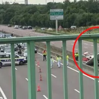 Un avion s-a prăbușit pe o autostradă din Franța. Cele trei persoane aflate la bord au murit pe loc - Foto: Profimedia Images