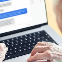 O pensionară a rămas fără 23 de mii de euro după ce a cunoscut un bărbat pe internet - Foto: Profimedia / imagine cu caracter ilustrativ