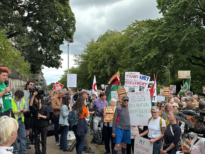 Protestatari în faţa terenului de golf cumpărat de Trump, în Scoţia - Foto: Profimedia Images