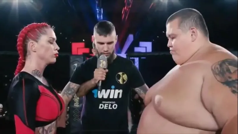 Luptă în cușcă între o sportivă MMA și un youtuber cunoscut/FOTO: Youtube (captură)