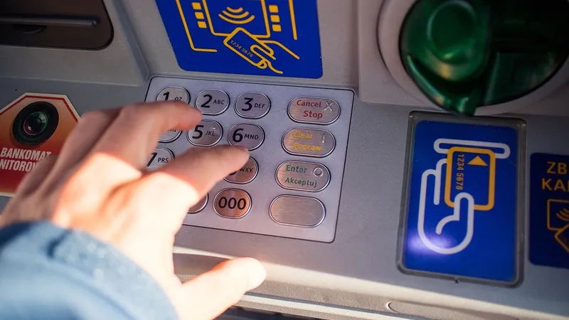 Infractorii scoteau bani de pe cardurile clonate de la bancomate Foto: Pixabay.com