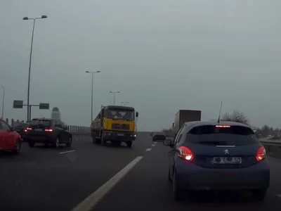 Camion pe contrasens pe A1 București - Ploiești - Foto: captură video