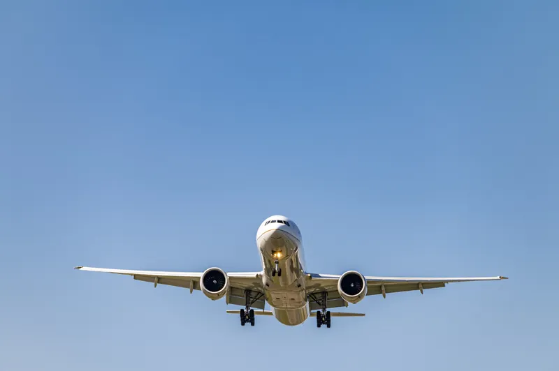 Avion care zboară - Foto: Freepik (rol ilustrativ)