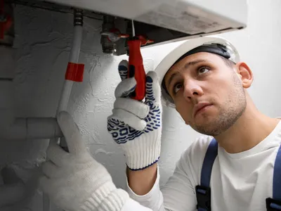 Un instalator montează o centrală termică de apartament - Foto: Freepik (rol ilustrativ)