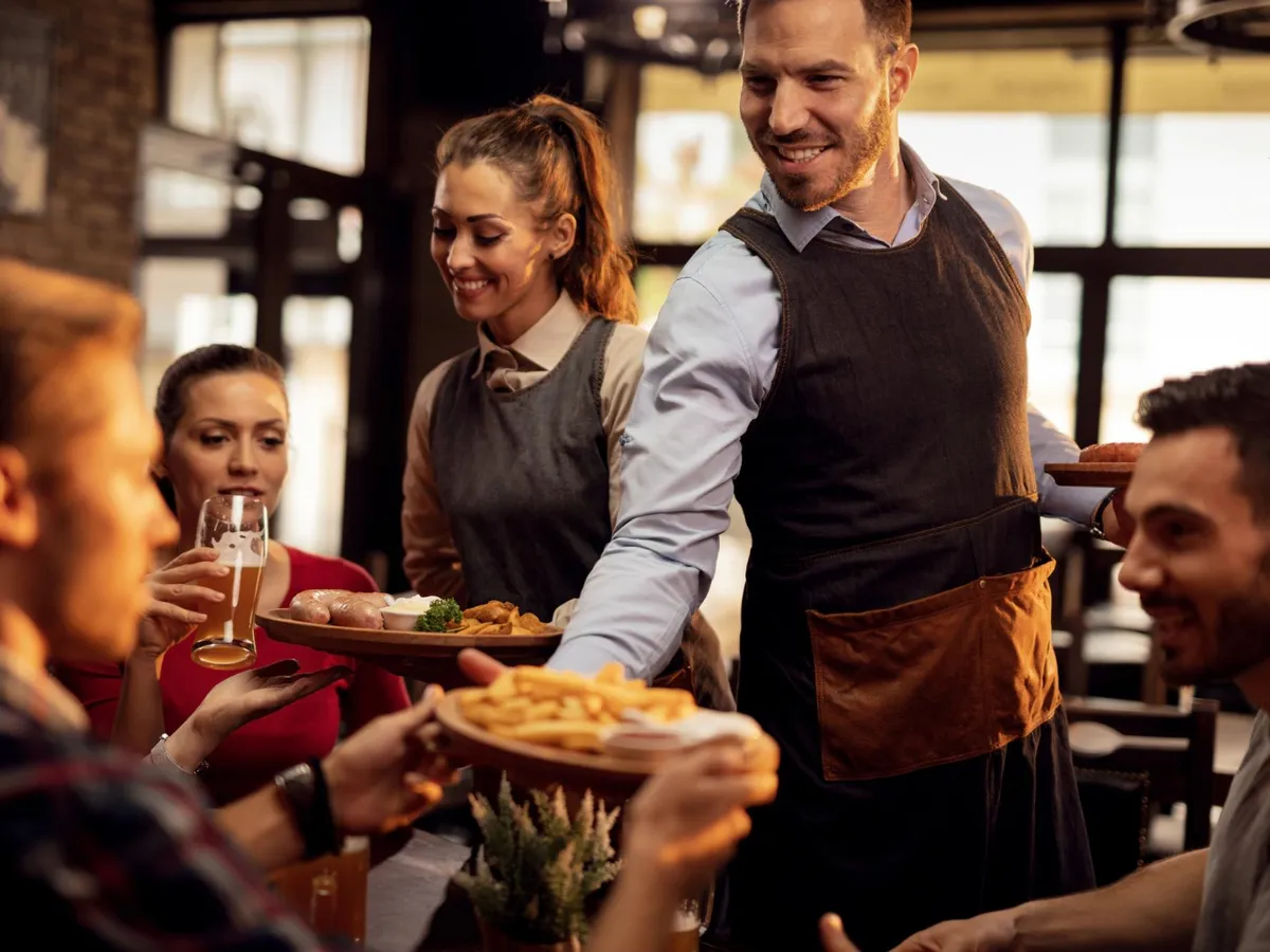 Românii merg de patru ori mai rar la restaurant, din cauza scumpirilor. Ce comandă de obicei? - Foto: Freepik (Imagine cu rol ilustrativ)