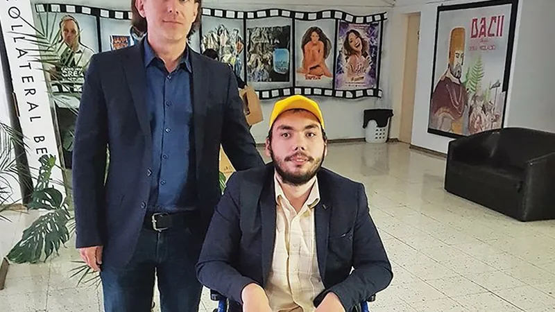 Nicolae Simionescu, alături de senatorul PNL Florin Cîțu. Tânărul s-a înscris în PNL când avea 18 ani. Spune că, implicându-se în politică, poate schimba ceva pentru persoanele cu dizabilități