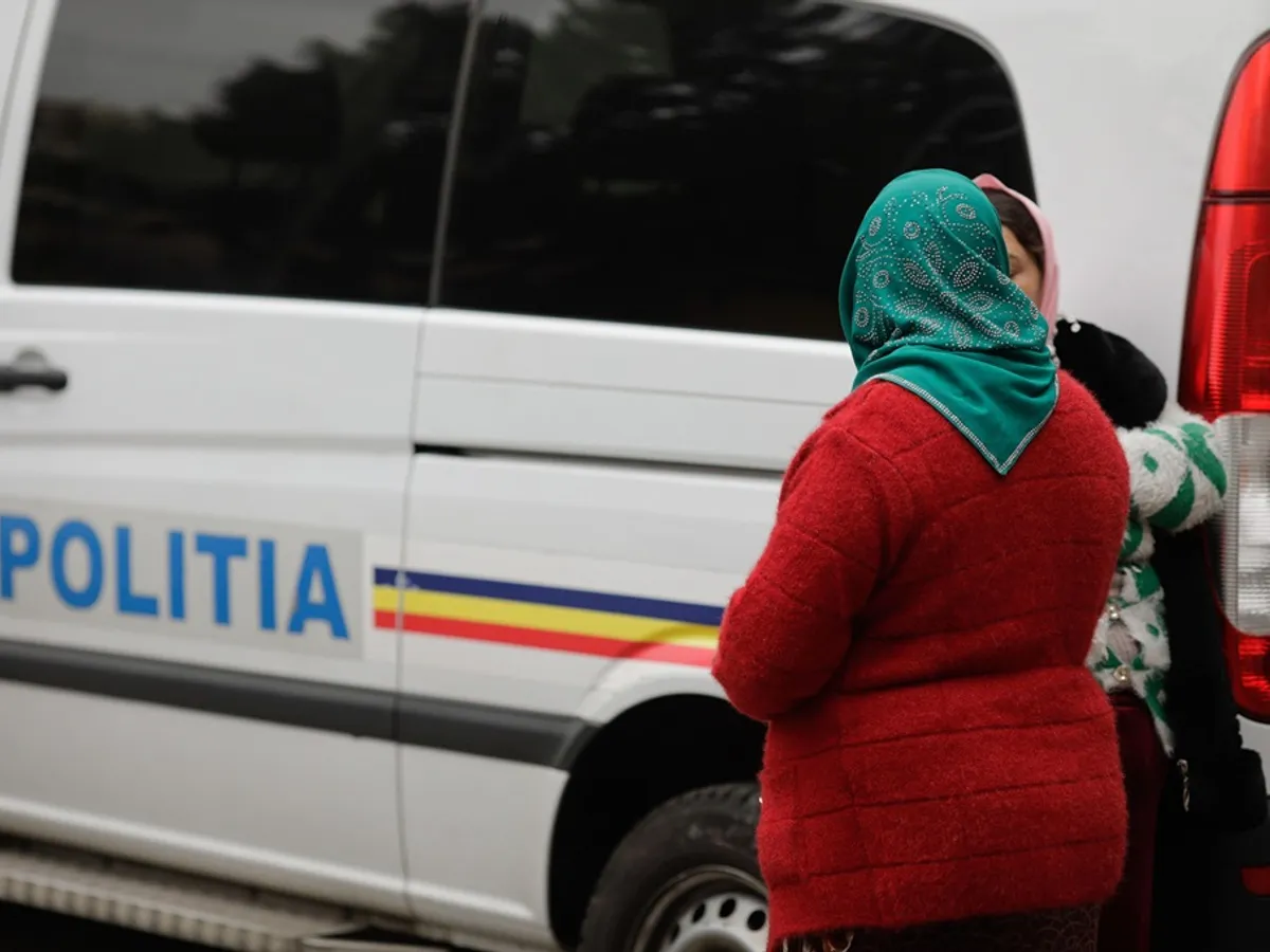 Beat și drogat, un italian a înjunghiat 2 români. Fugind cu mașina de polițiști, s-a înfipt în pod - Foto: Profimedia(imagine cu rol ilustrativ)
