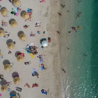 Plaja Alimos din Grecia după redeschidere/FOTO: hotnews.ro