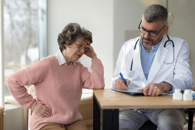 Pensionară la medic - Foto: Freepik