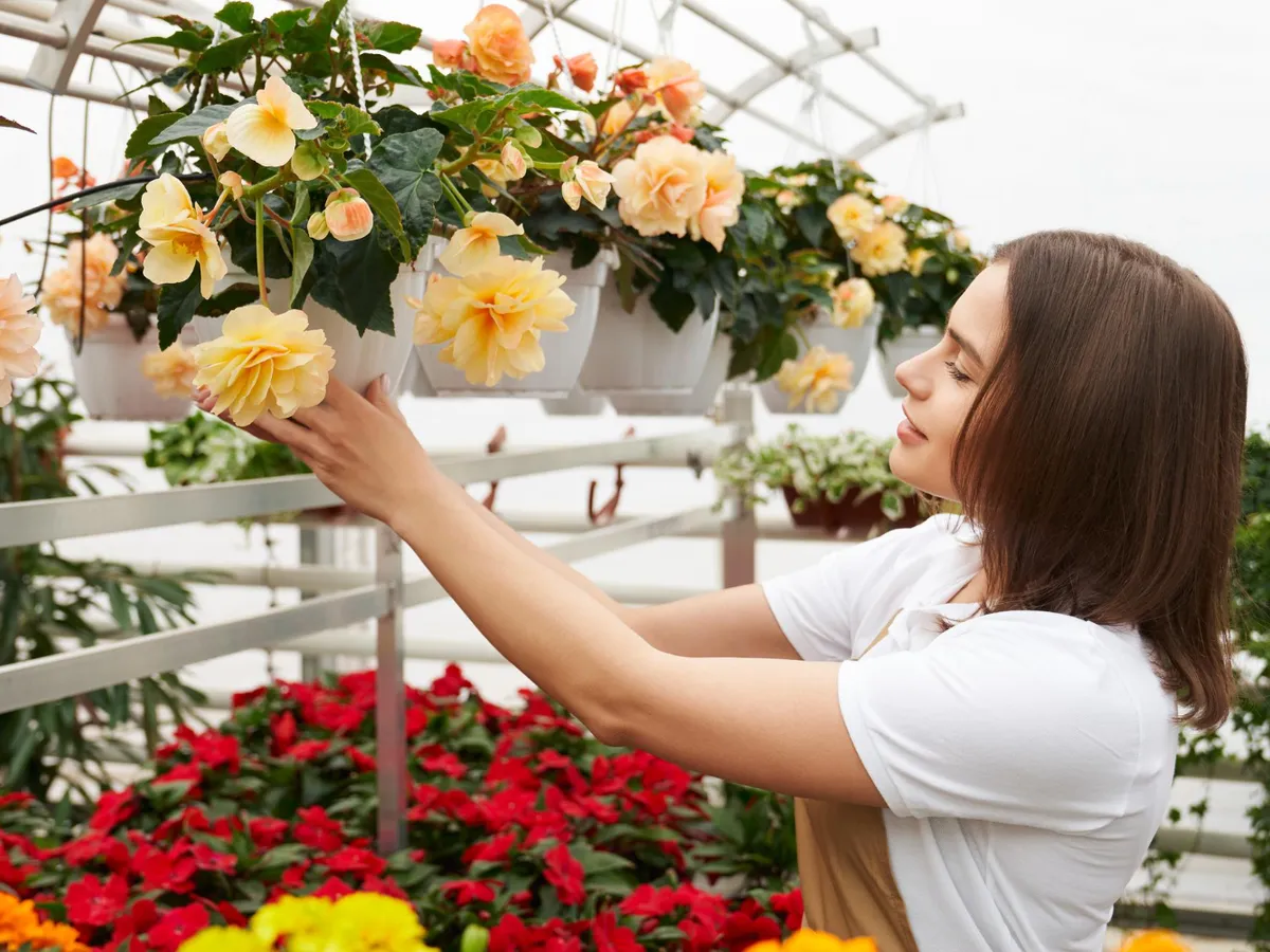 Femeie care îngrijește florile - Foto: Magnific.com (Imagine cu rol ilustrativ)