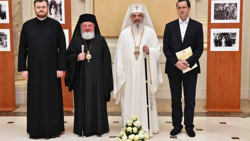 Vasile Bănescu, lângă patriarhul Daniel, și Preasfințitul Varlaam Ploieșteanul, coordonatorul agenției de presă Basilica, la hramul agenției, în 2017. FOTO: Patriarhia Română
