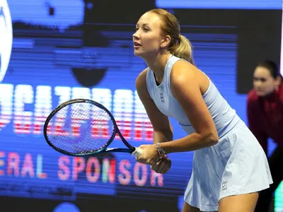 Anastasia Potapova jucând contra Veronicăi Kudermetova, la Sankt Petersburg - Foto: Profimedia Images