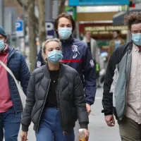 Efectul „fără mască la interior”: cele mai multe infecții COVID de la ridicarea restricțiilor / Guardian