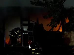 Un sucevean și-a dat foc la casa pentru că fiicele lui nu îl mai căutau. Ce mesaje le-a transmis Foto: ISU Suceava